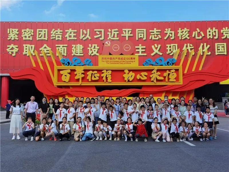 危险！高速公路上两车追逐40多分钟 两车碰撞后仍不管不顾